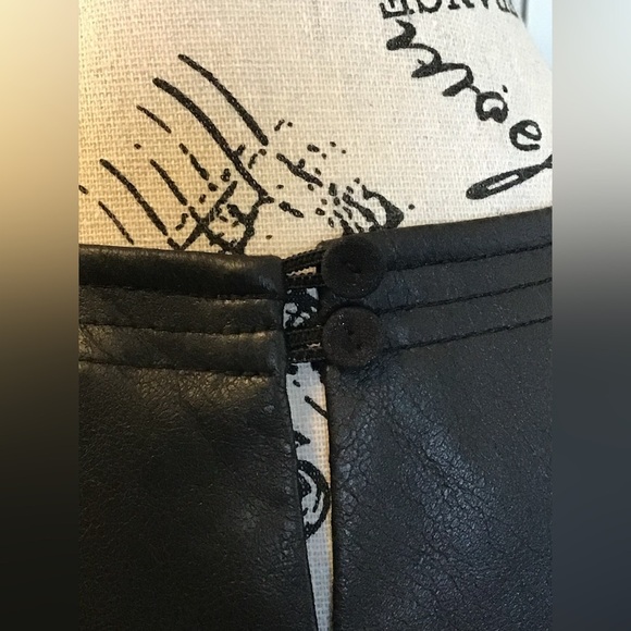 Elegant Black Sleeveless Pleather Dress - Picture 4 of 5